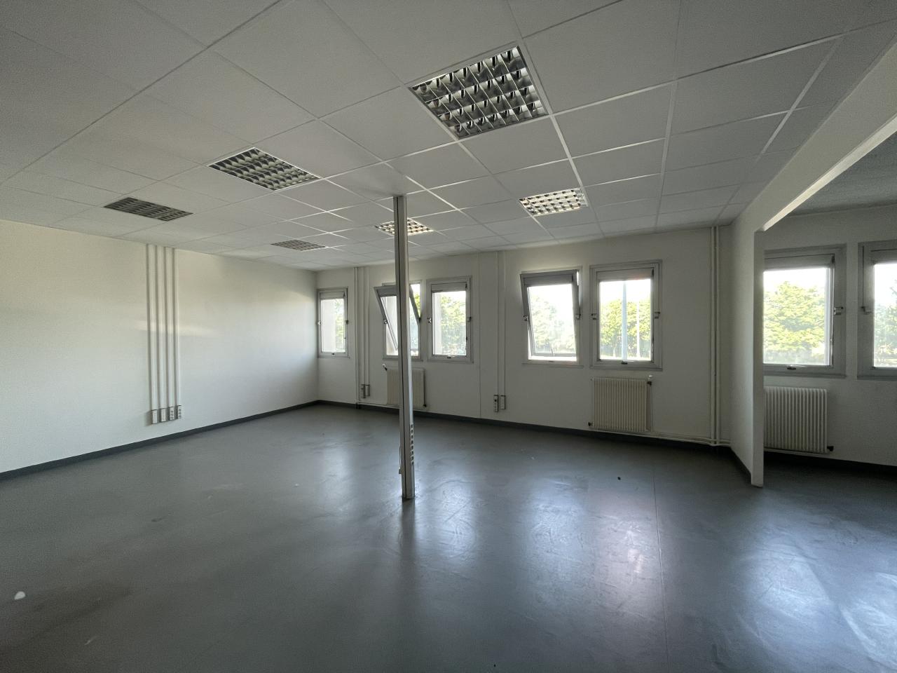 Bureau La Ville aux Dames 1207m² Location bureau La Ville aux Dames Indre-et-Loire OLBUR2424109 1